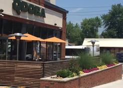 
                                	        Tottenville Square: Qdoba Exterior Patio Eating Area
                                    